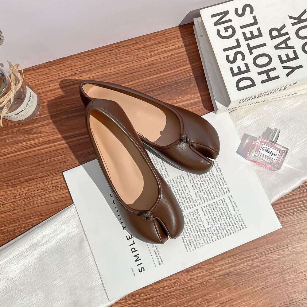 Autumn Pig's Hoof Split Toe Casual Style Outdoor Wear High-End Comfort Soft Leather Flat Shoes for Women 2025 New Model