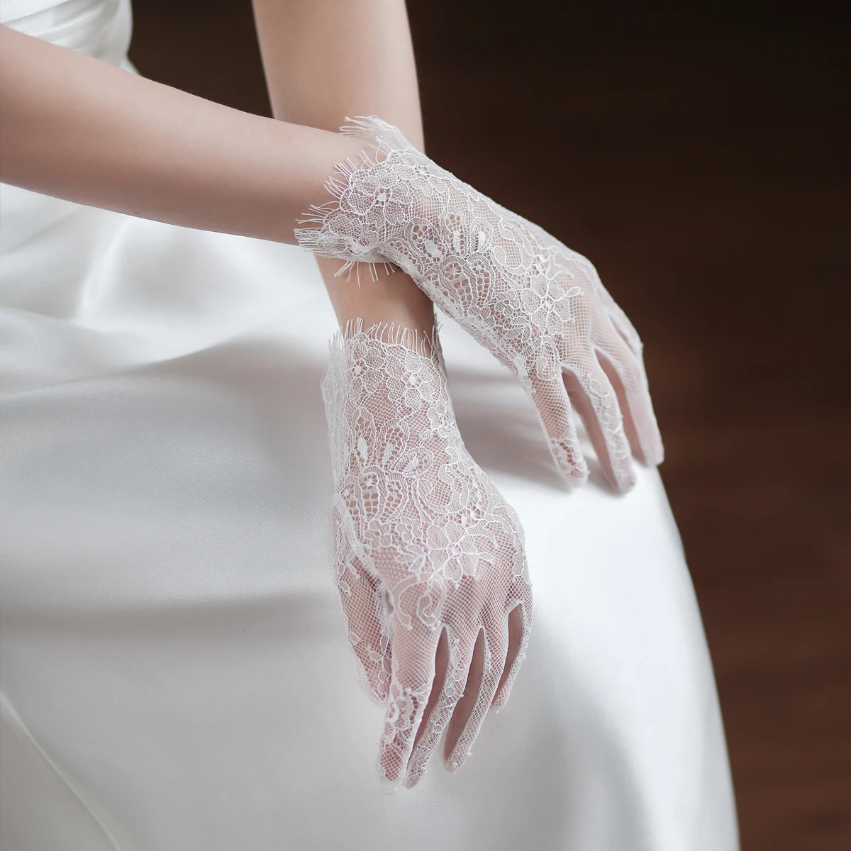 WG062 Wedding Bridal Short White Handmade Gloves Eyelash Lace Wrist Bridesmaid Gloves Women Pageant Prom Perform Handschuh 250722