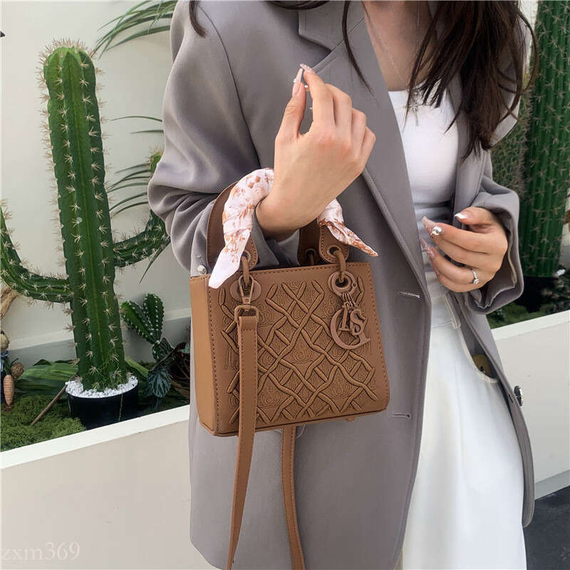 Light Luxury for Women 2025 New High-end Silk Scarf Princess Diana Bag Heavy Embroidery Single Shoulder Crossbody Handbag
