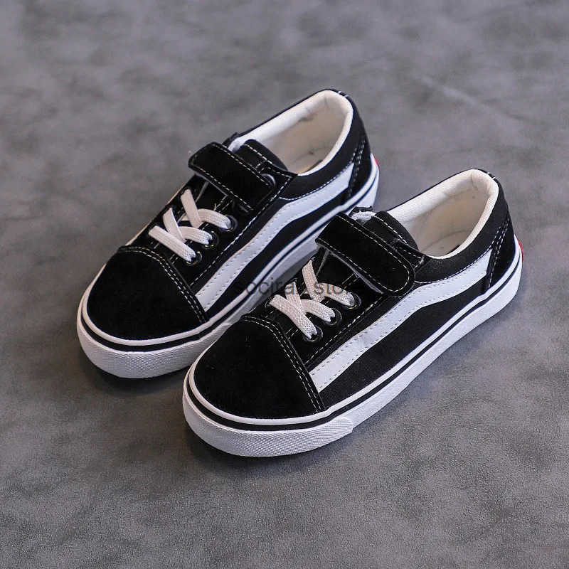 Children Canvas Shoes Soft Bottom Non-slip Board Shoes Boys and Girls Four Seasons Black and White with Velcro Canvas Shoes Q250724