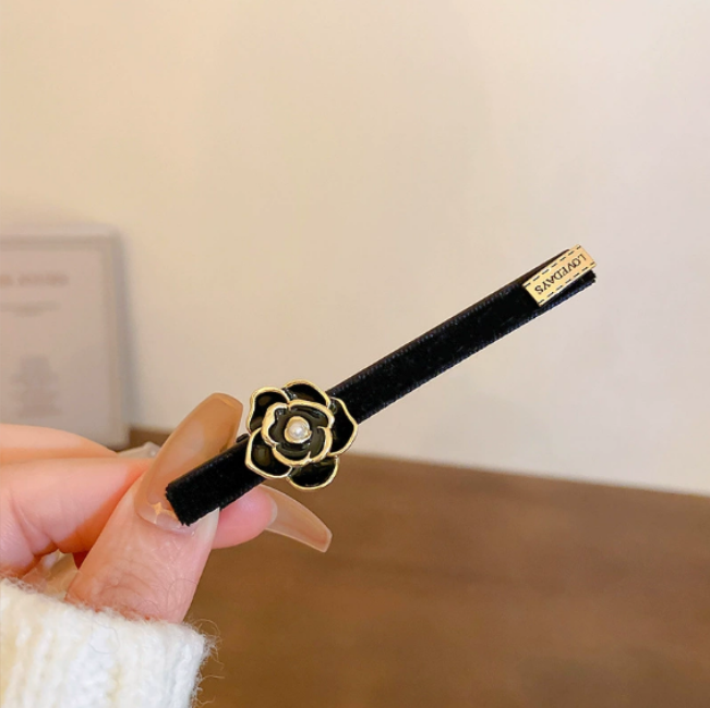 The forest-themed camellia flower style one-shoulder clip is fresh sweet artistic and retro versatile hair accessory for women