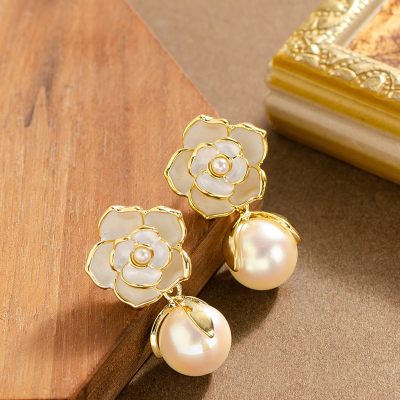 French Elegant Style Oil Drop Camellia Pearl Pendant Earrings for Women Light High-end Sier Needle Ear Jewelry