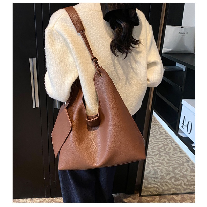 Womens Large-Capacity Shoulder Bag - Stylish Retro Tote with Multiple Compartments