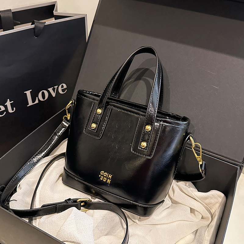 High-end, niche fashion casual commuter crossbody bucket bag for women, 2025 new model handbag 8860