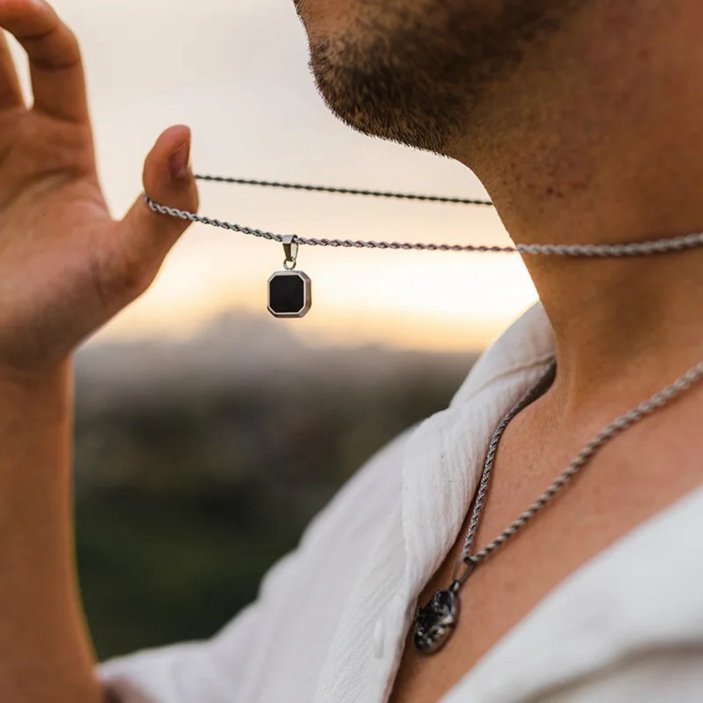 2025 New Designer Outdoor Beach Square Black And White Shell Pendant, Niche Design Sense Light Luxury Style Necklace