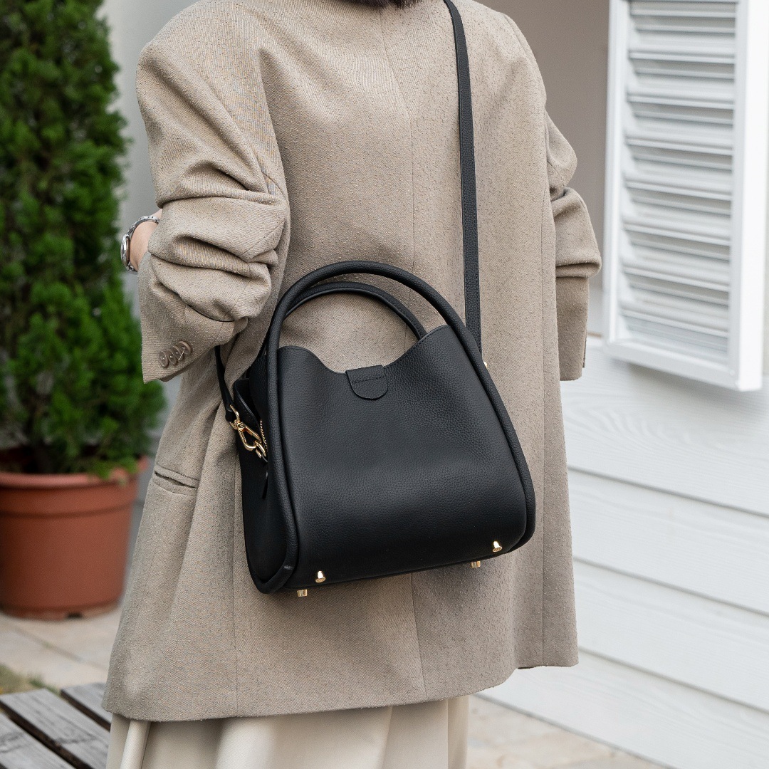 designer bag 2025 New Elegant Single Shoulder Bag Simple Fashion Versatile Large Capacity Commuter Bag Handbag Bucket Bag Simple Crossbody Bag