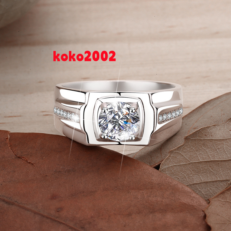A Fashionable Moissanite Silver Ring with a Solid and Simple Texture