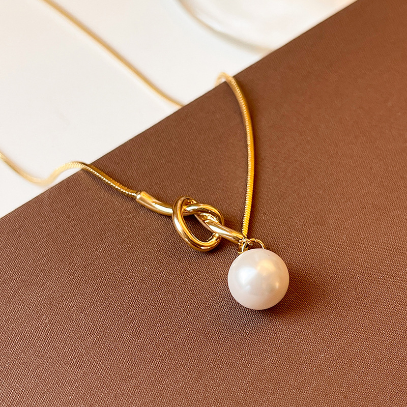 2025 New Gold Knot Pearl Necklace For Women Sweater Chain Luxury Designer Necklace Elegant High-end Luxury Pendant Niche