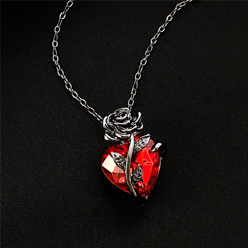 Heart Rose Necklace Gothic Dark Design Sense Wrapped Flower Heart-shaped Collarbone Chain Birthday Gift Jewelry for Women