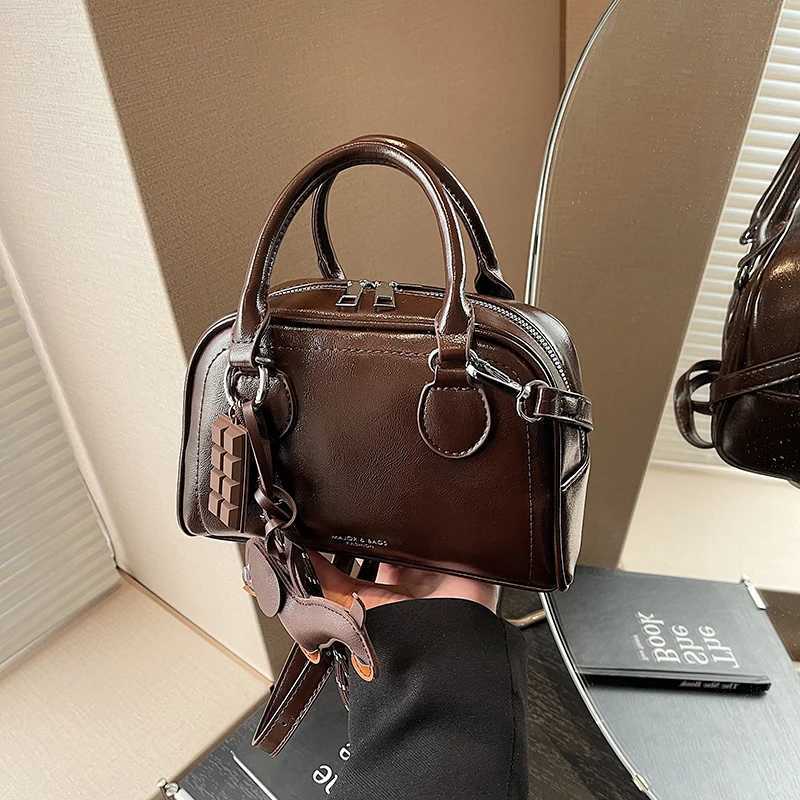 Reliable and casual handbag for women made of oiled leather with a shoulder strap available in various styles. Y250725