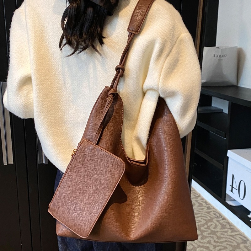 Womens Large-Capacity Shoulder Bag - Stylish Retro Tote with Multiple Compartments