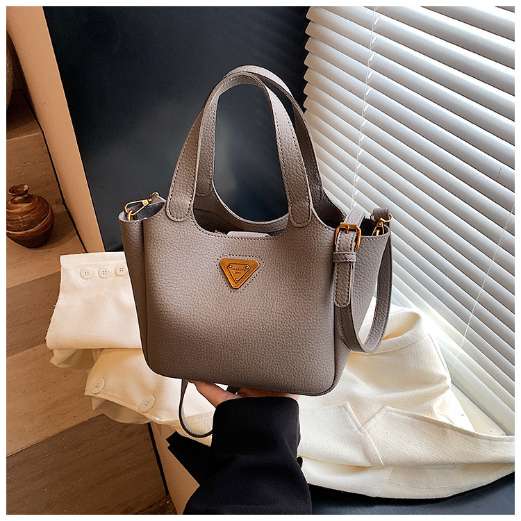 Luxury Brand Designer Bag Vintage European And American Style Fashion Versatile Bucket Bag Personality Simple Trendy Crossbody Bag High-End Commuting 