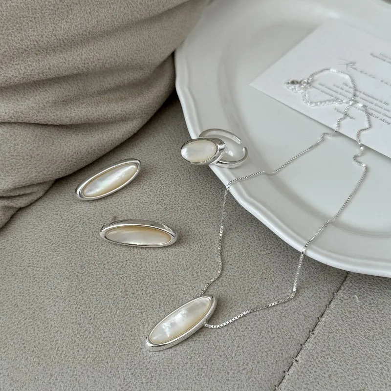 S925 Sterling Silver Niche White Shell Earrings One Word Heavy Industry Retro Fashion Ear Jewelry Wholesale 250722