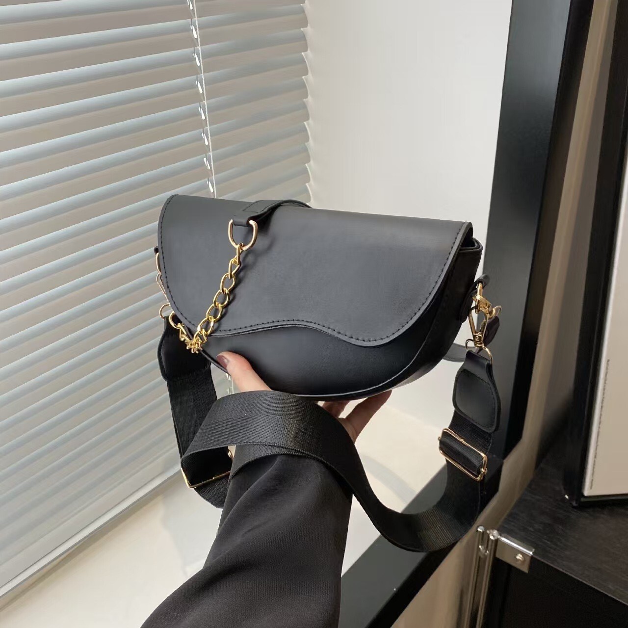 2025 summer new women's crossbody bag French niche women's new fashionable retro armpit saddle bag Summer new women's shoulder bag New 