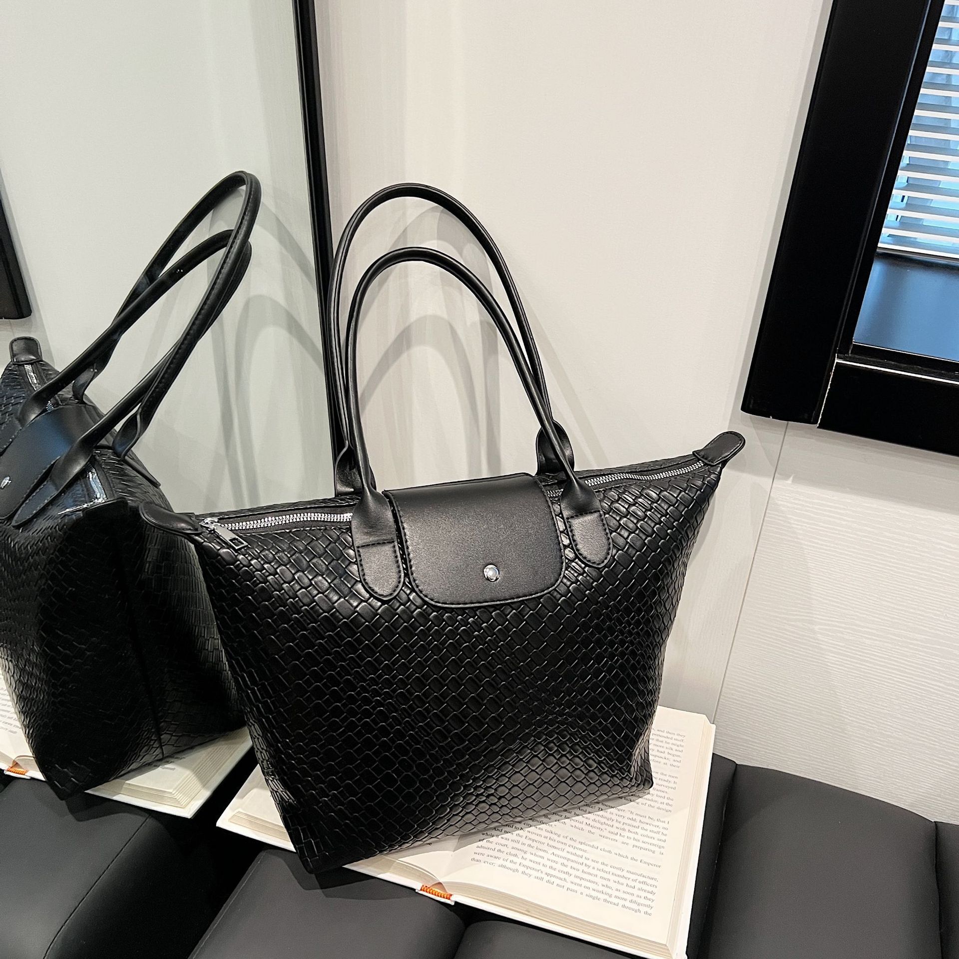 Luxury Brand Designer Bag Niche Design Woven Dragon Bags Xiang Handheld Tote Bag 70Th Anniversary Fashion Trendy Texture Commuter Shoulder Underarm Ba