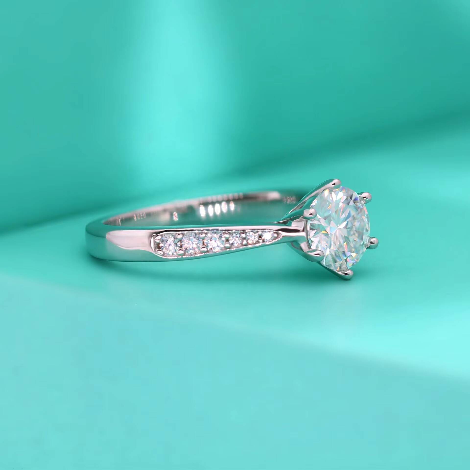 S925 Sterling Silver Fashionable Charm Six Claw Micro Inlaid Moissanite Ring for Women