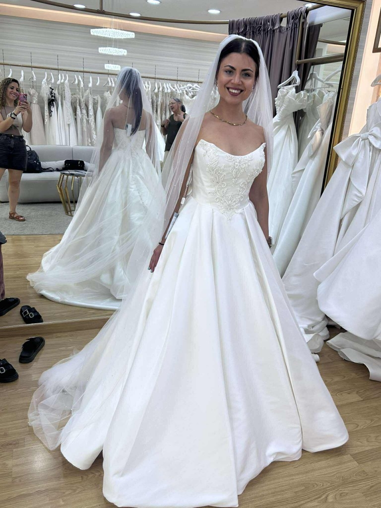 Gorgeous A-Line Wedding Dresses With Floral Appliques Pearls Satin Princess Bride Wedding Dresses Customized Plus Size For Formal Occasion Vestidos De