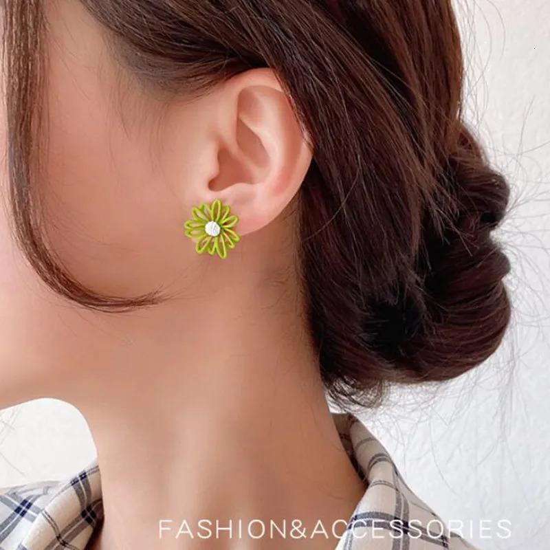 small daisy earrings female hollow flower sun chrysanthemum petals Korean version 250715
