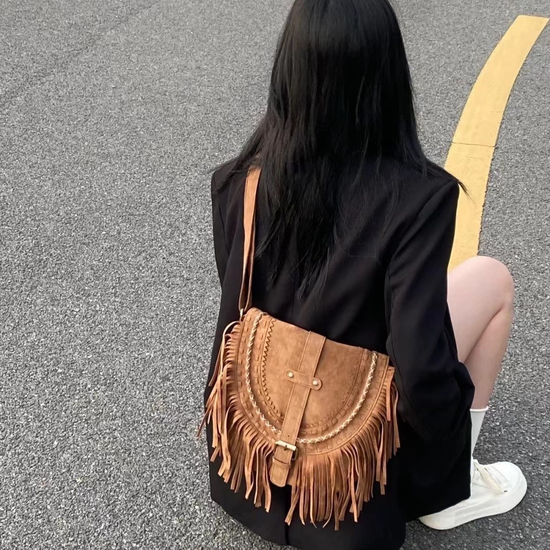 2025 New Women's Designer Handbag Outdoor Travel Bag Surface Tassel Women's Bag Retro Saddle Bag Fashionable Shoulder Bag Crossbody Bag