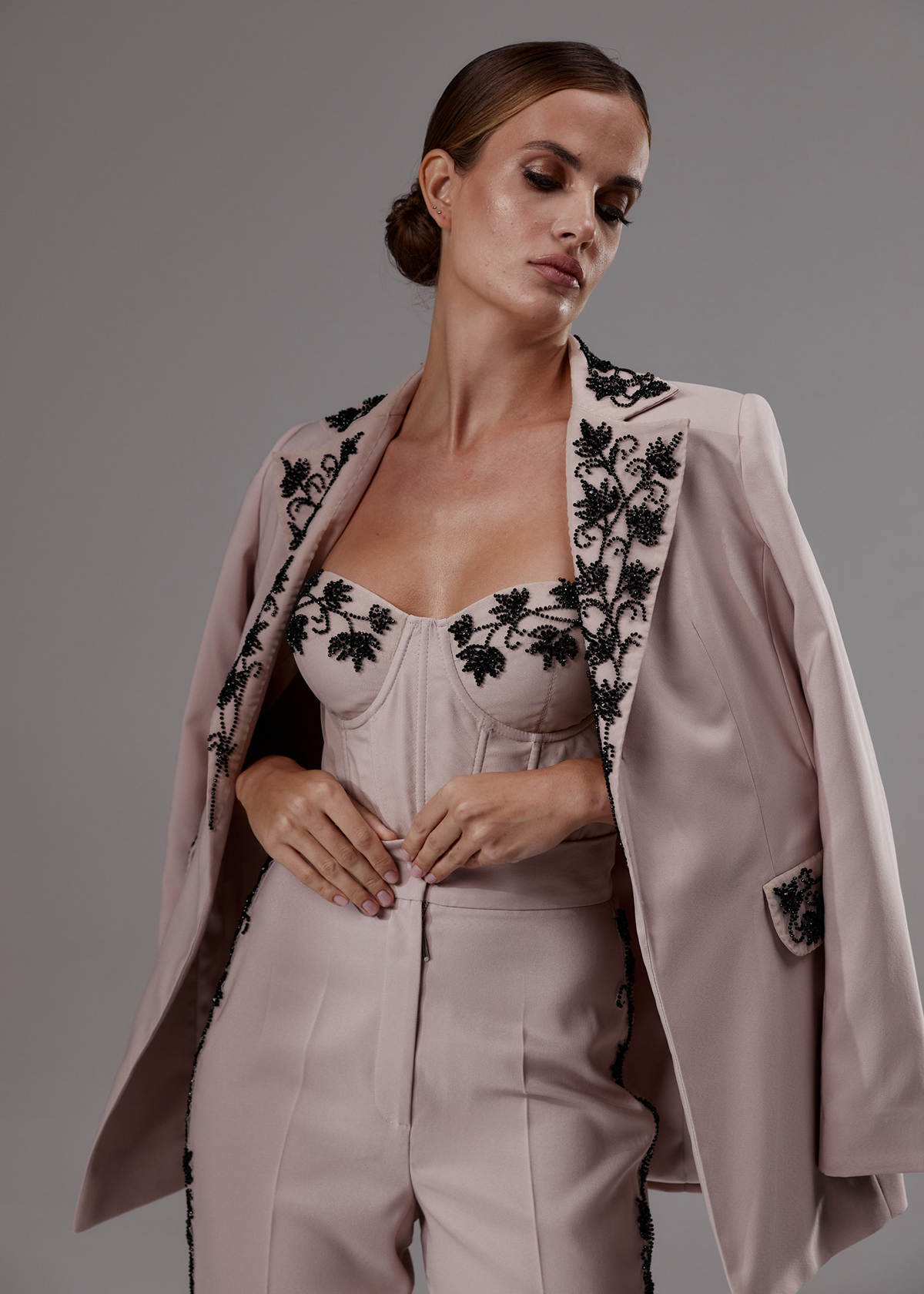 Elegant Customized 3 Pieces Women Suits Beadeds Appliques Offices Ladies Work Blazers Classic Fit Birthday Evening Party Wear