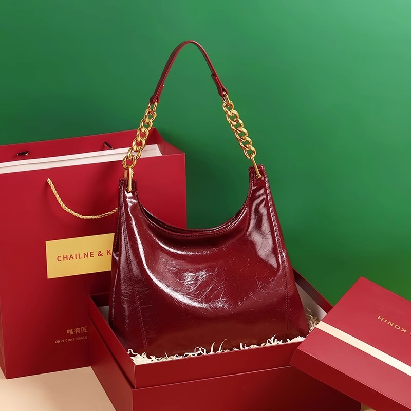 2025 autumn new shoulder bag with large capacity, niche design, versatile fashion, underarm bag, soft leather women's crossbody bag, designer bag