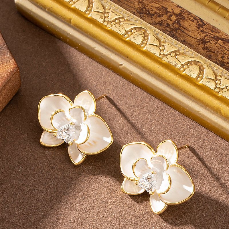 French Style Gentle Sweet Exquisite Oil Drop Dia-Encrusted White Petal Earrings for Women, Versatile and High-End Sier Needle Ear Jewelry