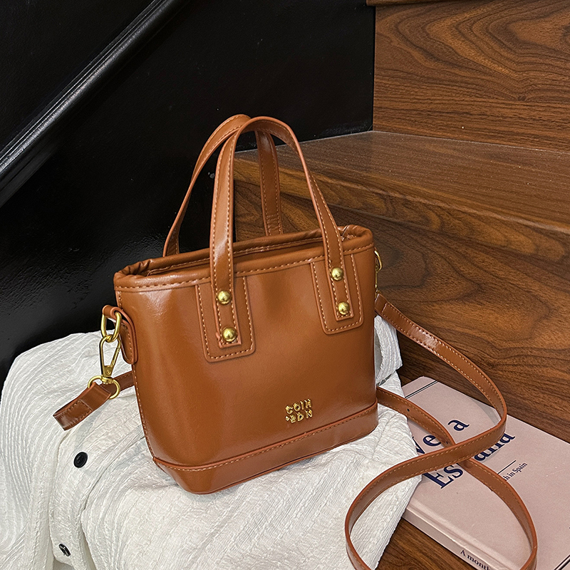 High-end, niche fashion casual commuter crossbody bucket bag for women, 2025 new model handbag 8860