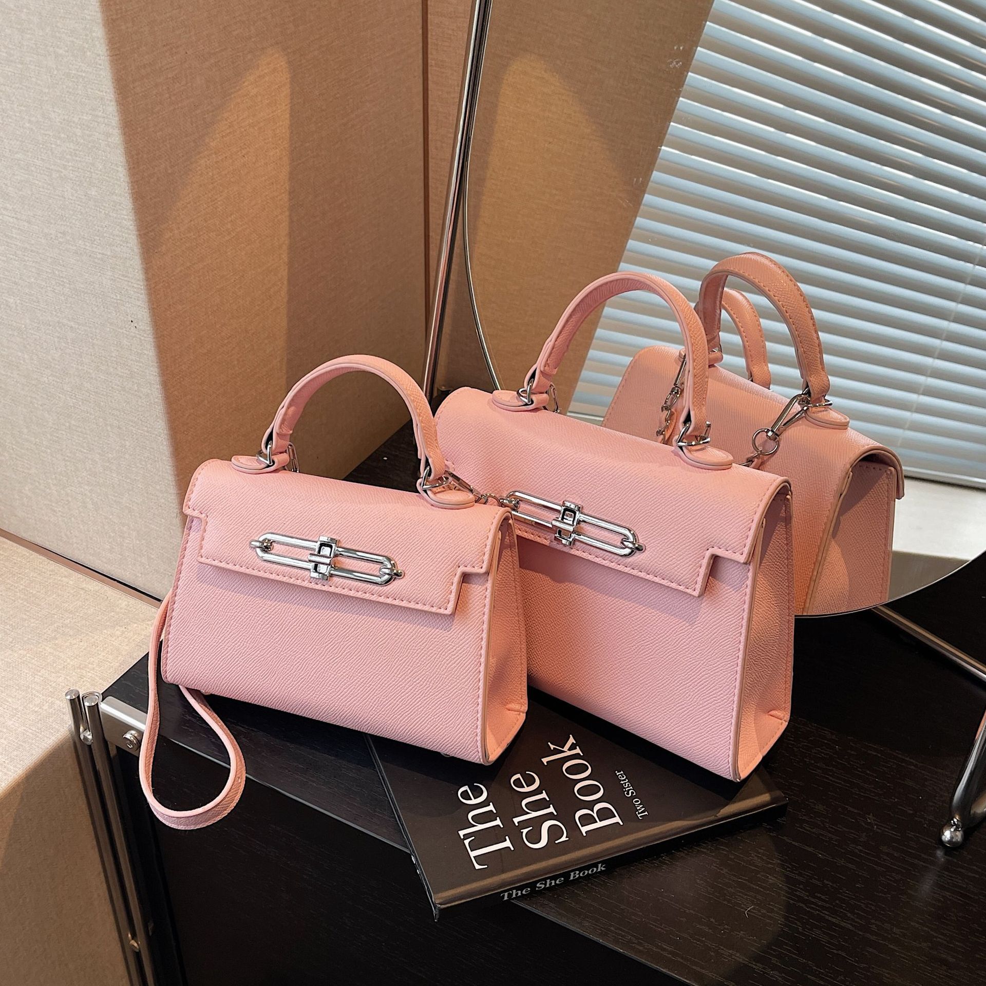 2025 Summer New Women's Shoulder Bag Mini Niche Design Handbag Mini Handheld Summer New Women's Crossbody Bag Summer New Designer Bag
