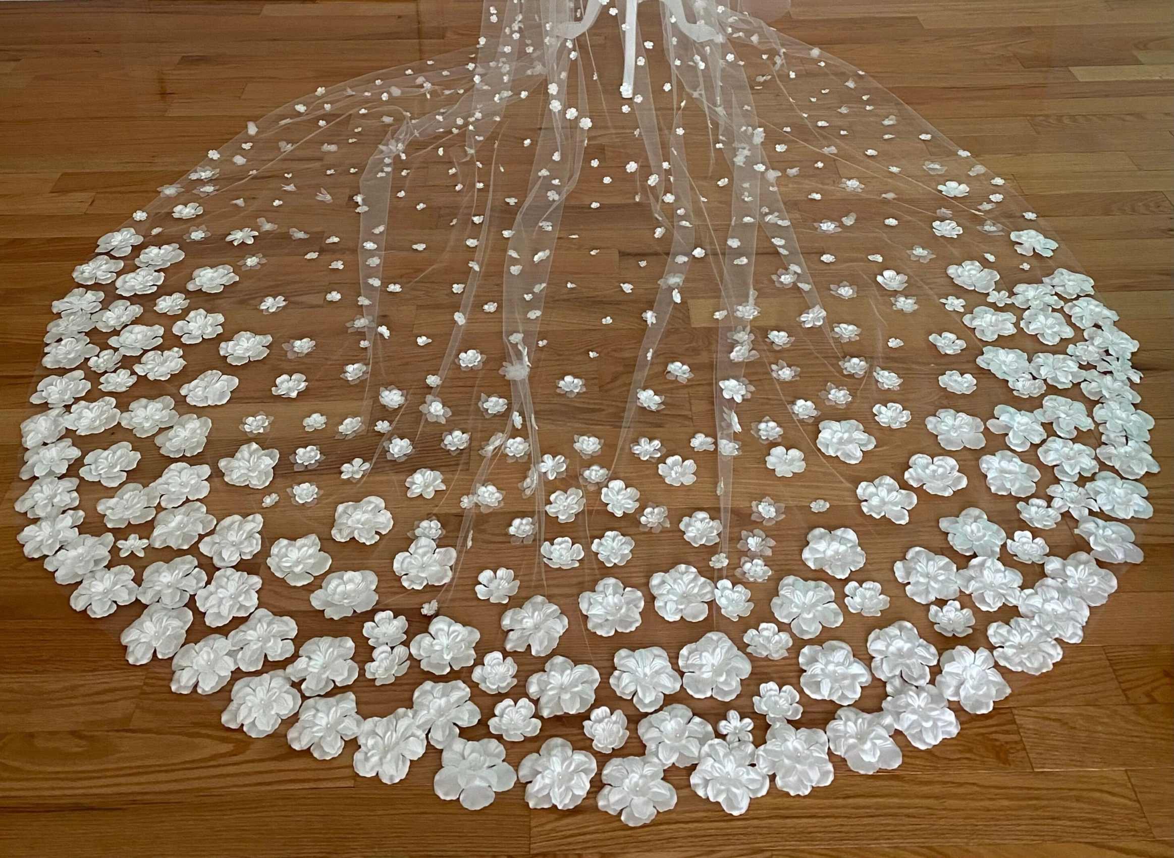Handsome Flowers Wedding Veil 3D Appliques One Layer Long Cathedral Length Bride Veils For Bride Customized Bridal Accessorious