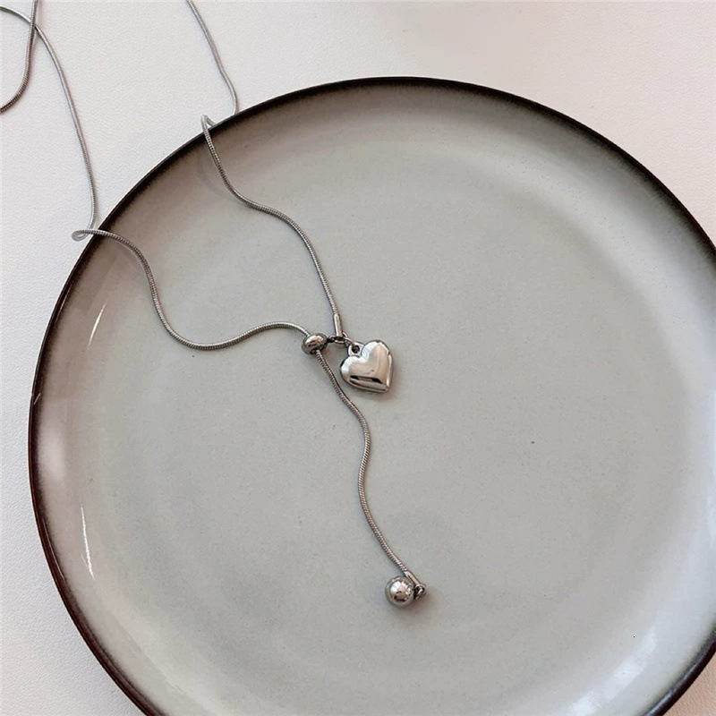 Minimalist Sier Heart Pendant Necklace for Women Spring Summer Light High-end Pull-out Long Sweater Chain Accessory Jewelry for Women
