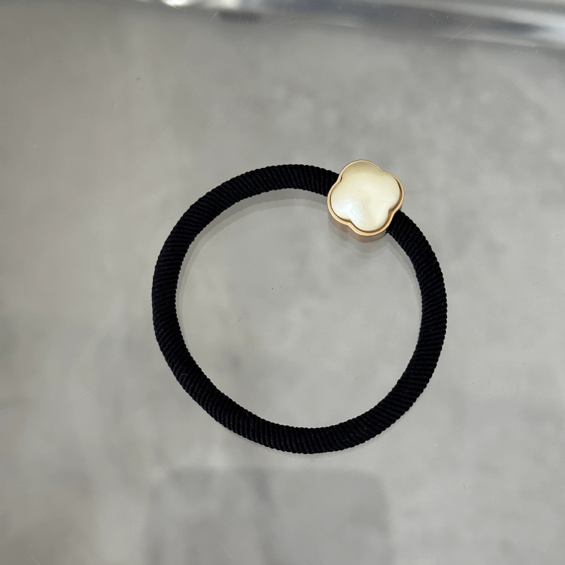 Elegant Love Clover Design Women's Hair Ties - Gentle Pearls & Soft Elastics for Everyday Use