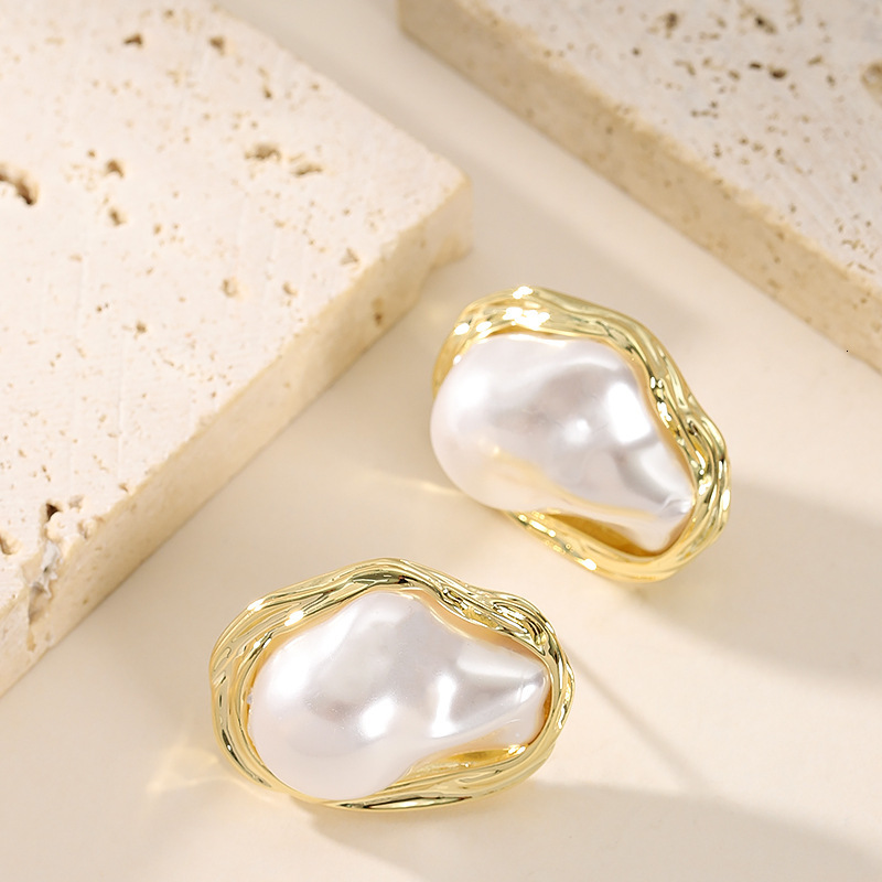 Fashionable Exquisite Design Baroque Irregular Pearl Stud Earrings for Women with a Sense of and Sier Needle Ear Jewelry