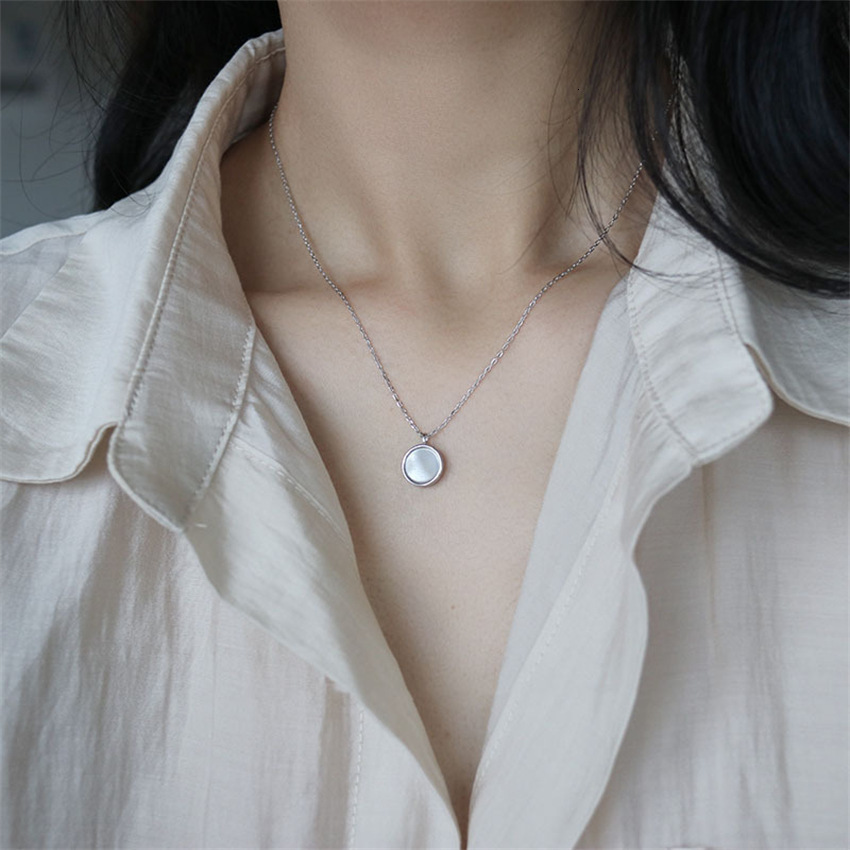 Luxury Designer Necklace Korean Round White Mother-of-pearl Pendant Necklace Elegant Versatile Collarbone Chain Light Luxury Niche Ins Simple Jewelry 