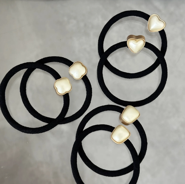 Elegant Love Clover Design Women's Hair Ties - Gentle Pearls & Soft Elastics for Everyday Use