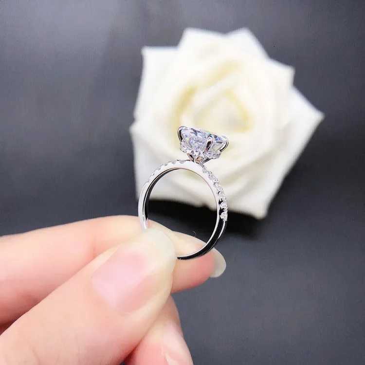 Solid color 18K white gold PT950 2.5-carat egg shaped four forked diamond ring for womens wedding ring W250417