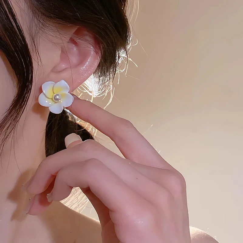 Temperament Yellow Color Flower Stud Earrings For Women Trend Sweet Fashion Ear Piercing Body Jewelry korean Style Girl Gift 250722