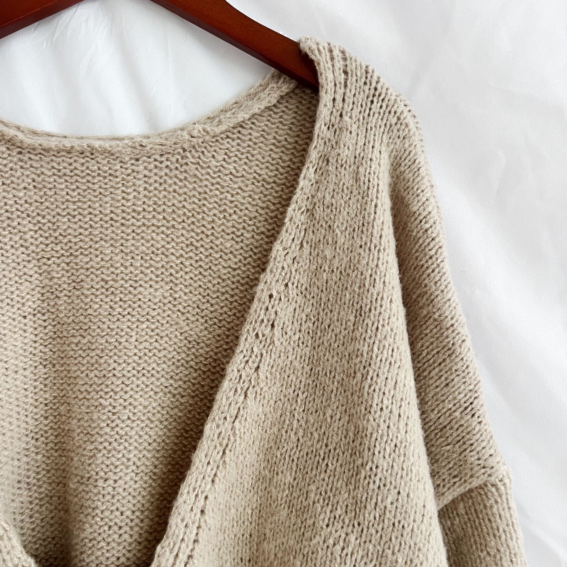 new Free shipping designer sweater for women Fashionable and minimalist sweater loose and comfortable knit top