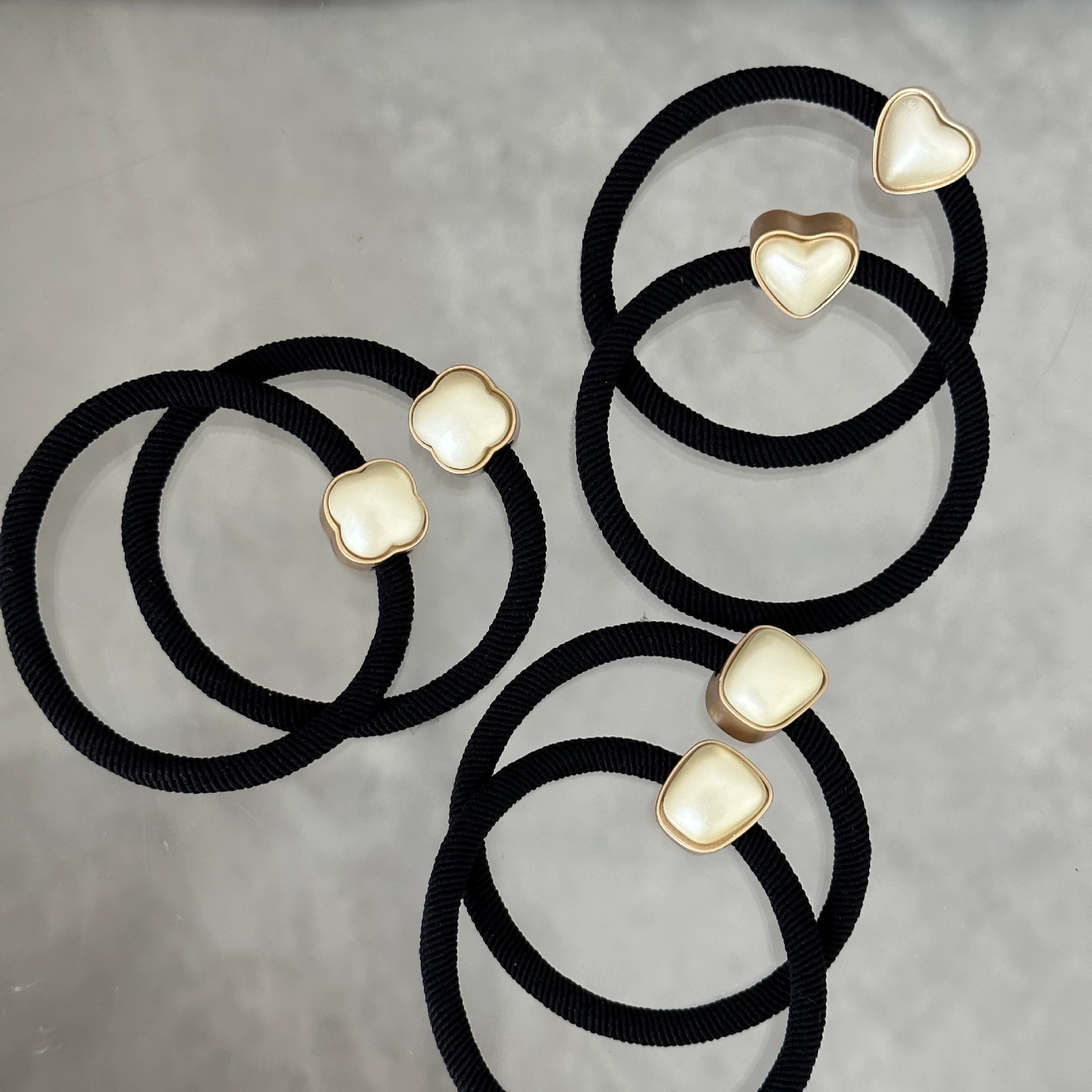 Elegant Love Clover Design Women's Hair Ties - Gentle Pearls & Soft Elastics for Everyday Use