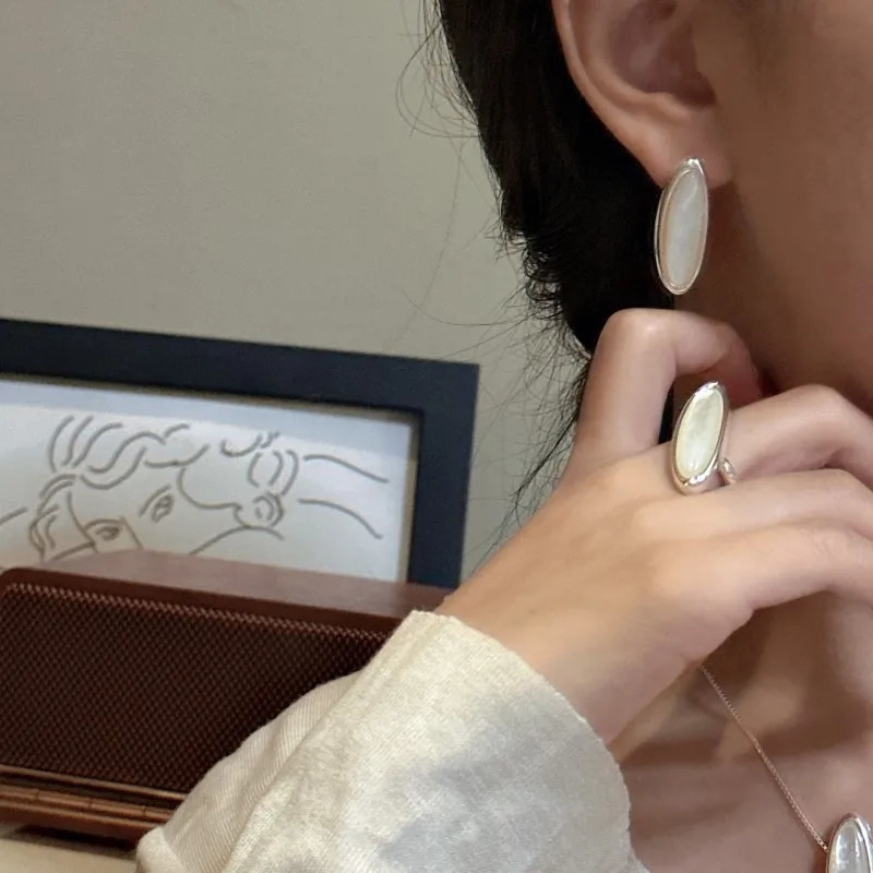 S925 Sterling Silver Niche White Shell Earrings One Word Heavy Industry Retro Fashion Ear Jewelry Wholesale 250722