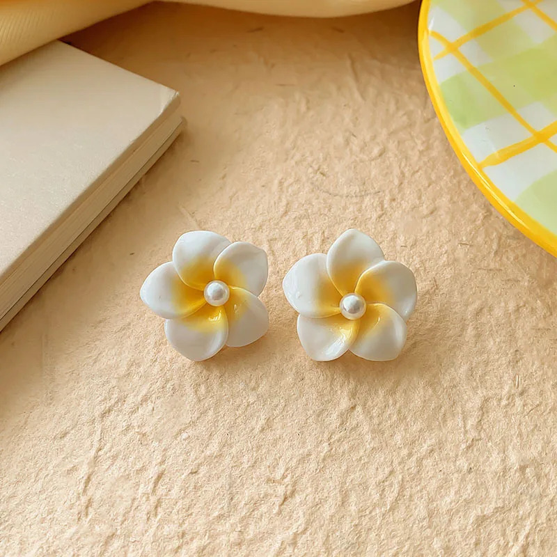 Temperament Yellow Color Flower Stud Earrings For Women Trend Sweet Fashion Ear Piercing Body Jewelry korean Style Girl Gift 250722