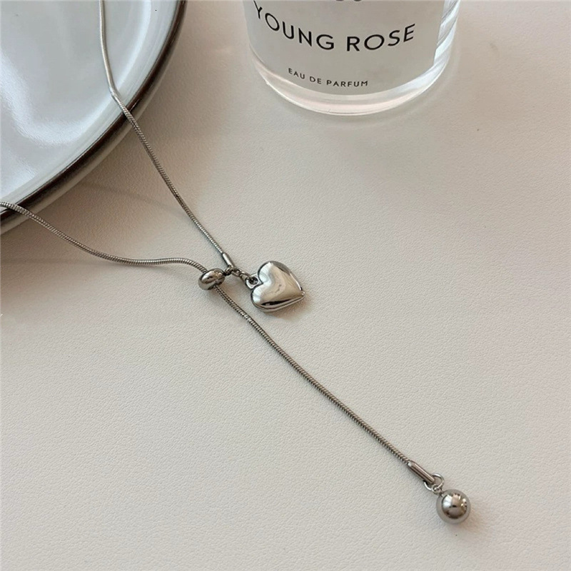 Minimalist Sier Heart Pendant Necklace for Women Spring Summer Light High-end Pull-out Long Sweater Chain Accessory Jewelry for Women