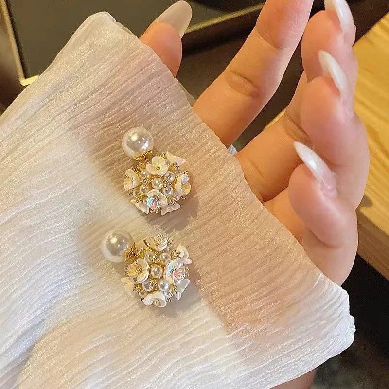 HUANZHI White Pearl Flower Stud Earrings for Women Girls Round Balls Eleg Wedding Jewelry Gifts 250722