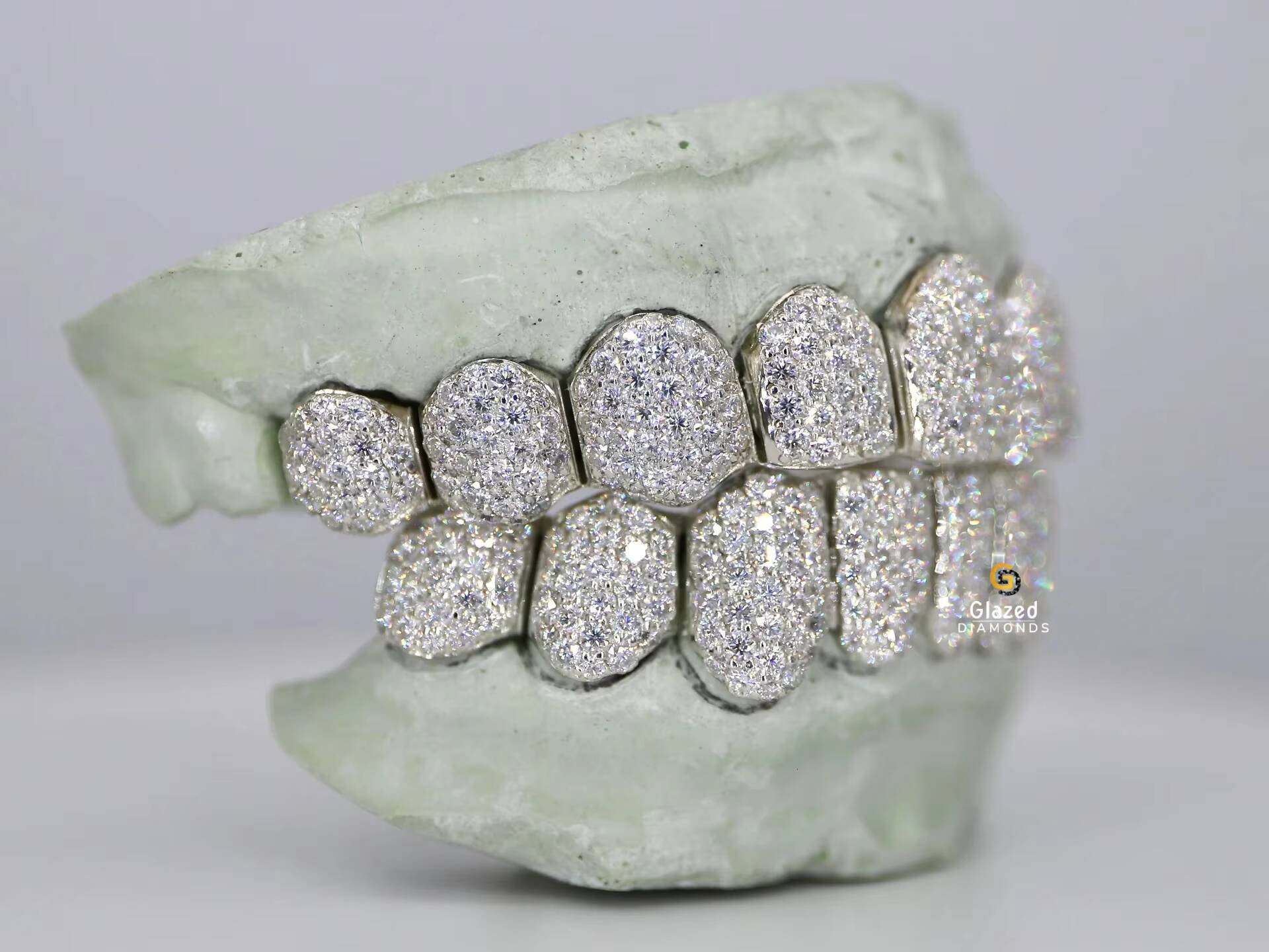 Hip Hop Personality Grillz Teeth Top Bottom Set with Vvs Clarity Moissanite Diamond Iced Out Custom 925 Sterling Silver Grillz