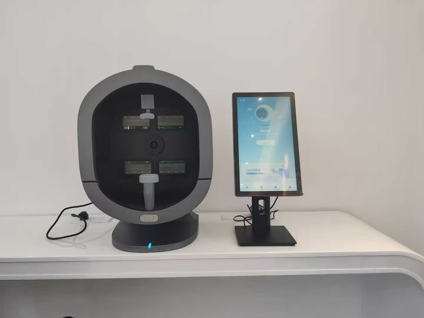 Facial Skin Analyzer Scanner With 3D Imaging Technology For Moisture Detection Pore Analysis And Oil Balance Monitoring In Beauty Salon