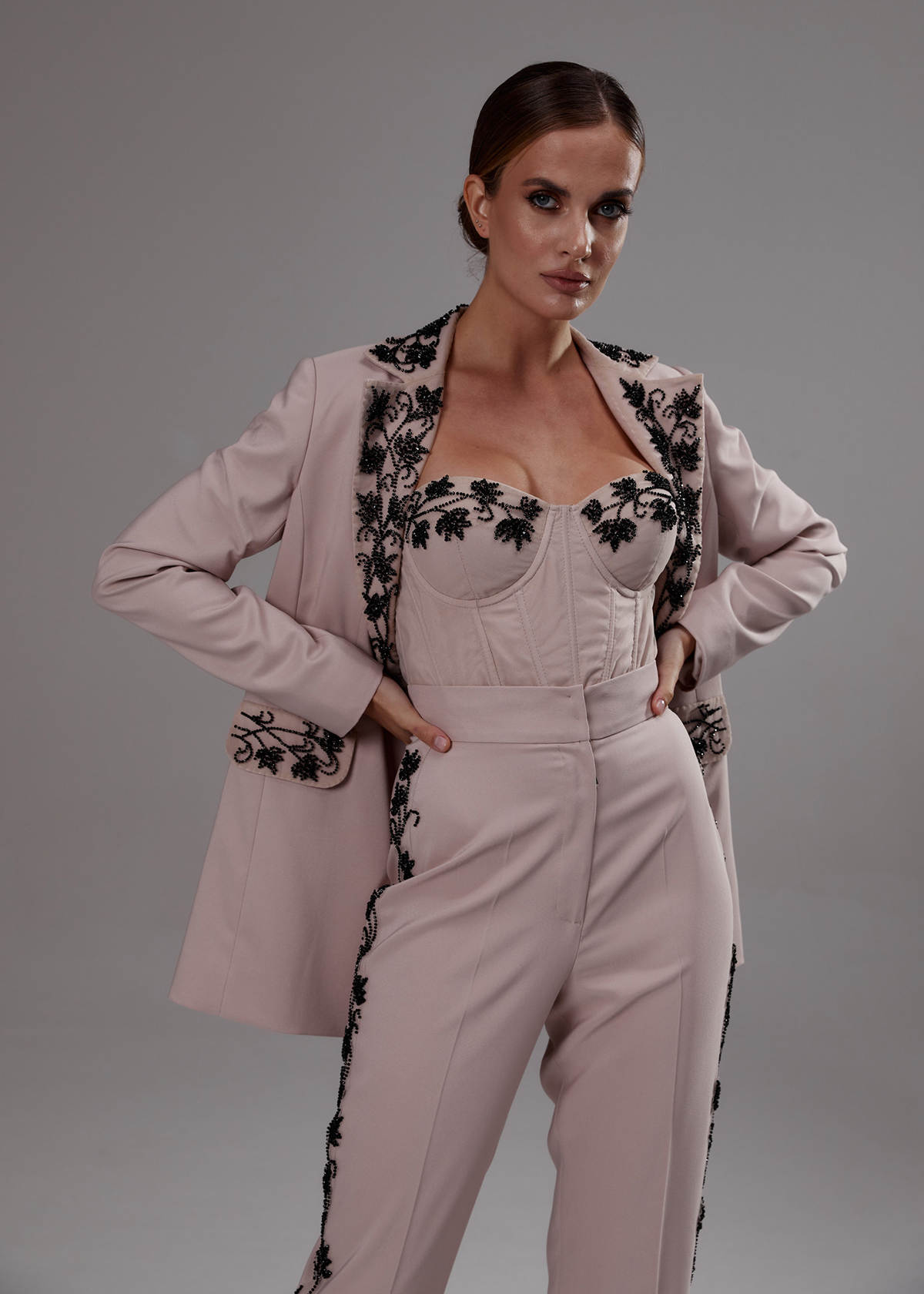 Elegant Customized 3 Pieces Women Suits Beadeds Appliques Offices Ladies Work Blazers Classic Fit Birthday Evening Party Wear