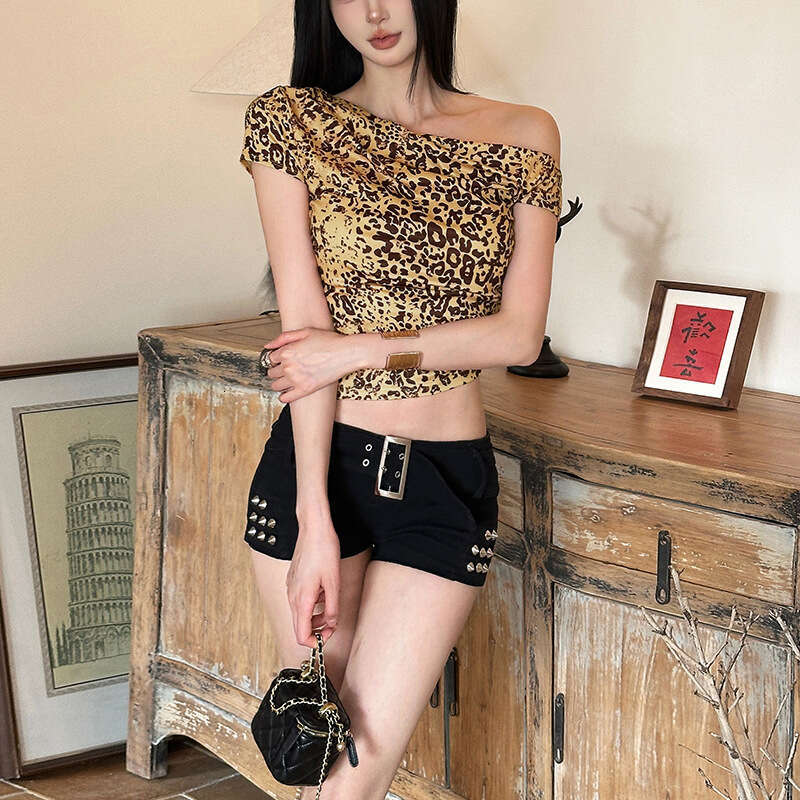 2025 Summer New Street Fashion Korean Style Asymmetrical Neck Leopard Print Slim Fit Base T-Shirt for Women ccc