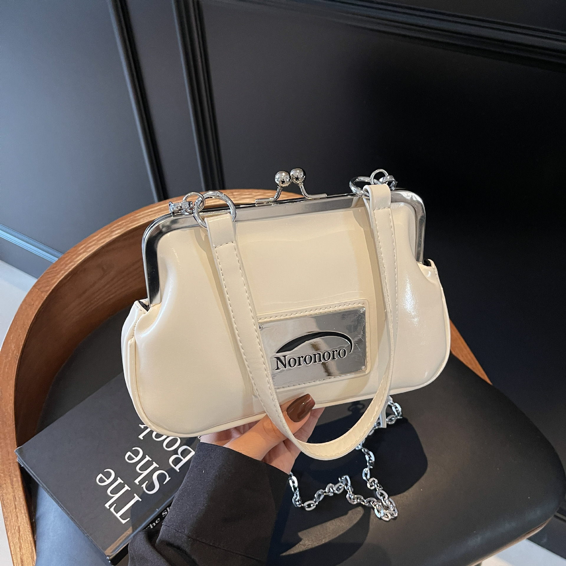 Luxury Brand Designer Bag ABS Hard Shell Makeup Box Bag Clip Coin Purse Ins Trendy Single Shoulder Crossbody Bag Niche Sweet Handbag For Women