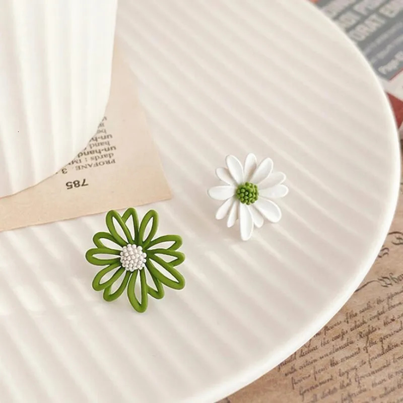 small daisy earrings female hollow flower sun chrysanthemum petals Korean version 250715