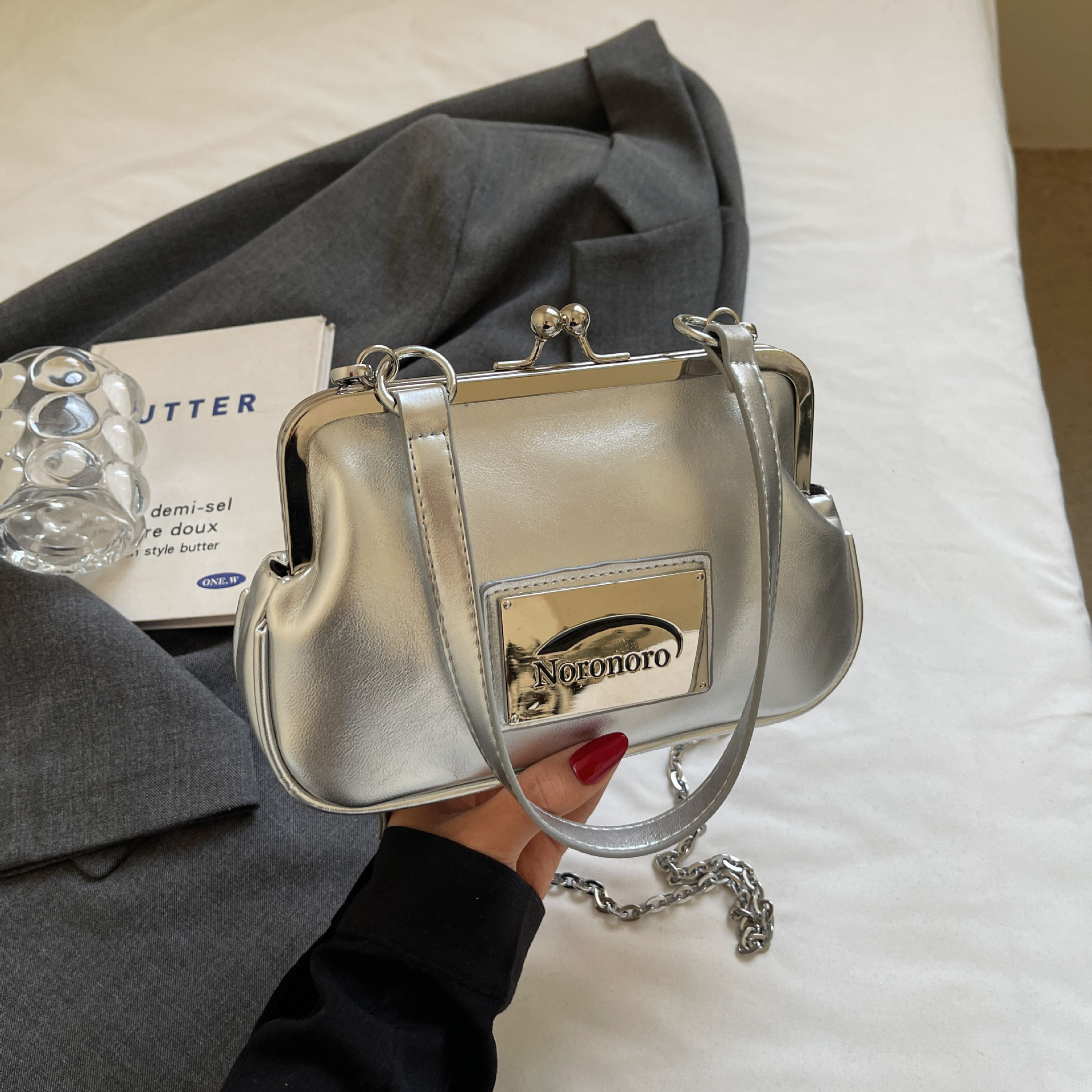 Luxury Brand Designer Bag ABS Hard Shell Makeup Box Bag Clip Coin Purse Ins Trendy Single Shoulder Crossbody Bag Niche Sweet Handbag For Women