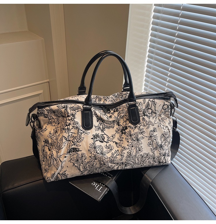 Men's Large Capacity Shoulder Bag 2025 New Women's Luxury Brand Handbag Fashion Design Personalized Leisure Commuter Travel Bag Outdoor Comm
